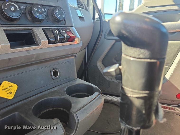 image for item FB9413 2016 Kenworth T880 semi truck