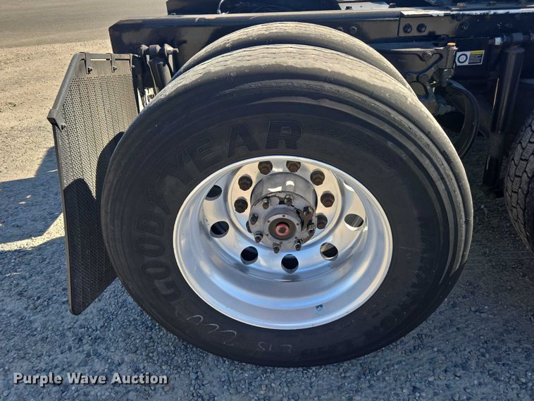 image for item FB9413 2016 Kenworth T880 semi truck