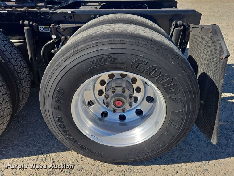 image for item FB9413 2016 Kenworth T880 semi truck