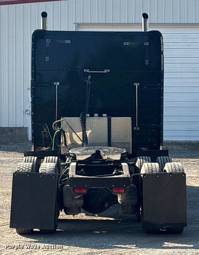 image for item FI0004 2006 Peterbilt 379 semi truck