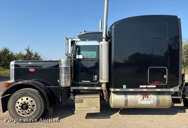 image for item FI0004 2006 Peterbilt 379 semi truck
