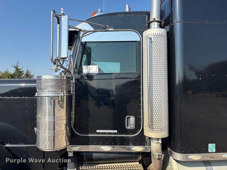 image for item FI0004 2006 Peterbilt 379 semi truck