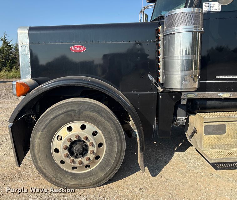 image for item FI0004 2006 Peterbilt 379 semi truck