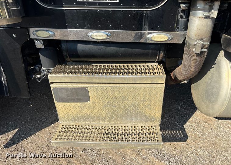 image for item FI0004 2006 Peterbilt 379 semi truck