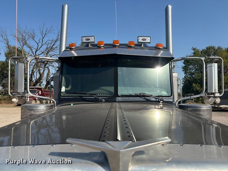 image for item FI0004 2006 Peterbilt 379 semi truck