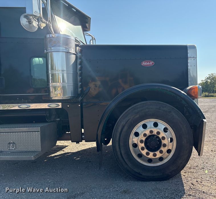 image for item FI0004 2006 Peterbilt 379 semi truck
