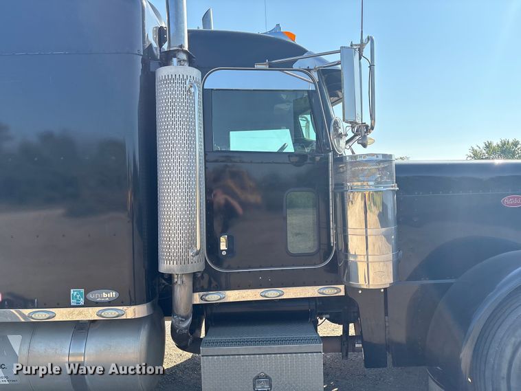 image for item FI0004 2006 Peterbilt 379 semi truck