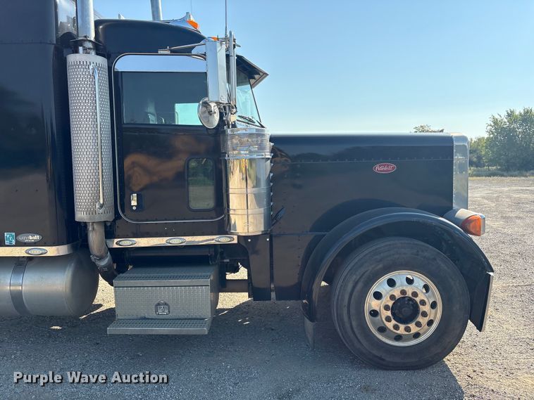 image for item FI0004 2006 Peterbilt 379 semi truck