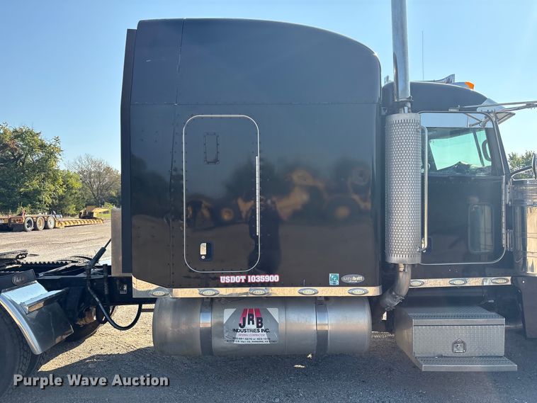 image for item FI0004 2006 Peterbilt 379 semi truck