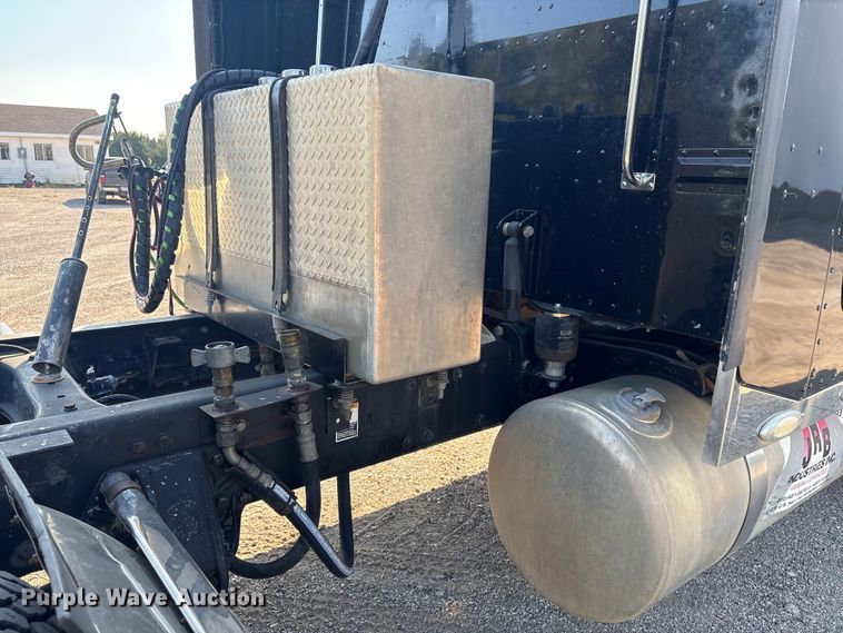 image for item FI0004 2006 Peterbilt 379 semi truck