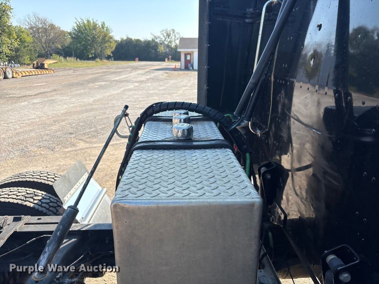 image for item FI0004 2006 Peterbilt 379 semi truck