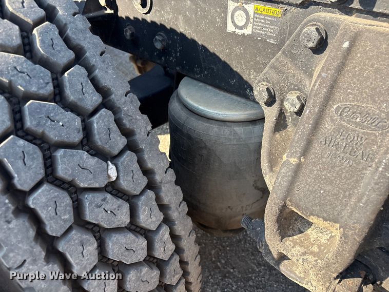 image for item FI0004 2006 Peterbilt 379 semi truck