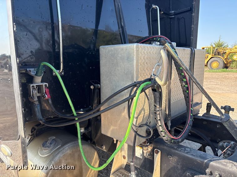 image for item FI0004 2006 Peterbilt 379 semi truck