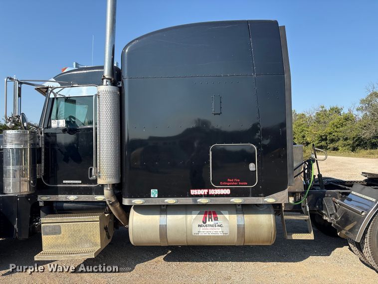 image for item FI0004 2006 Peterbilt 379 semi truck