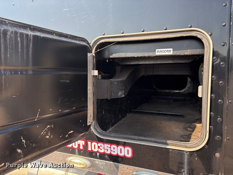 image for item FI0004 2006 Peterbilt 379 semi truck