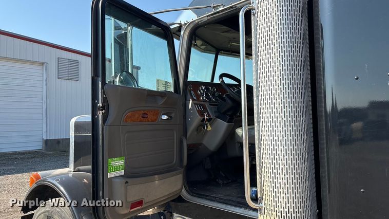 image for item FI0004 2006 Peterbilt 379 semi truck