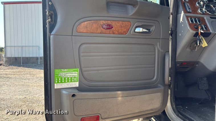 image for item FI0004 2006 Peterbilt 379 semi truck