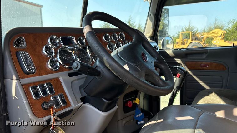 image for item FI0004 2006 Peterbilt 379 semi truck
