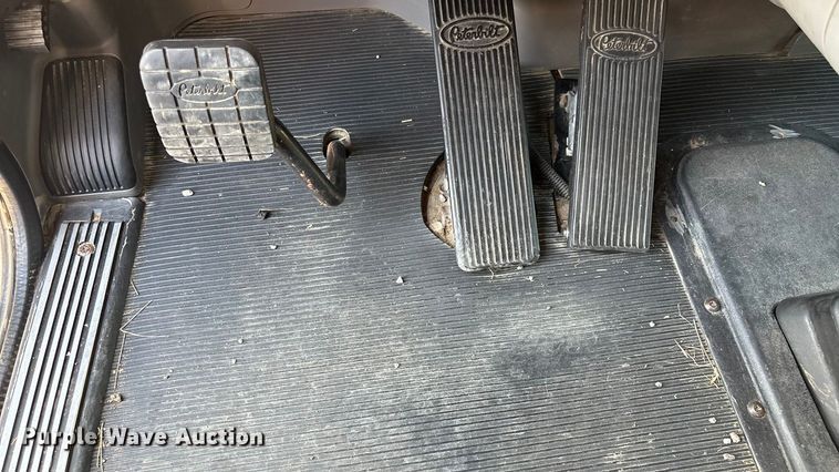 image for item FI0004 2006 Peterbilt 379 semi truck