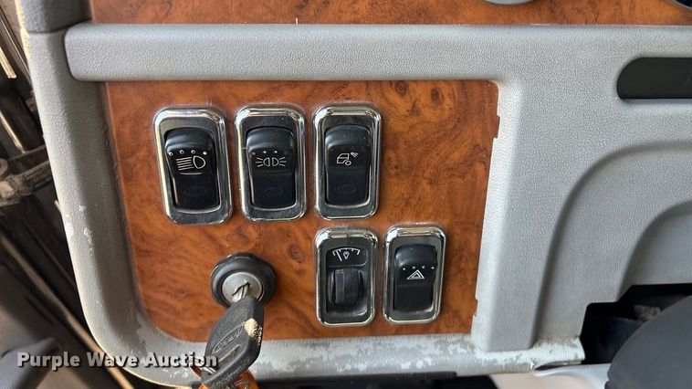 image for item FI0004 2006 Peterbilt 379 semi truck