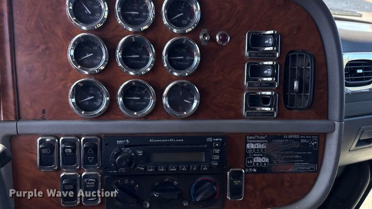 image for item FI0004 2006 Peterbilt 379 semi truck