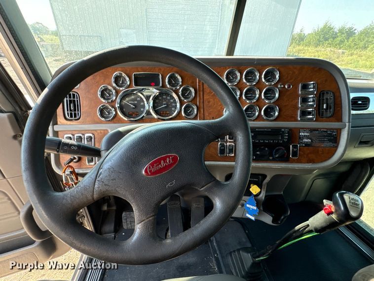 image for item FI0004 2006 Peterbilt 379 semi truck