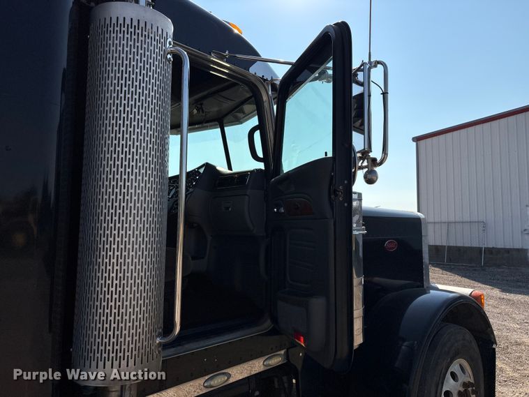 image for item FI0004 2006 Peterbilt 379 semi truck
