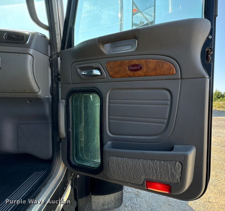 image for item FI0004 2006 Peterbilt 379 semi truck