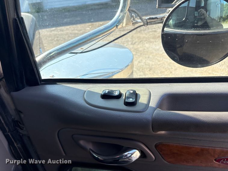 image for item FI0004 2006 Peterbilt 379 semi truck