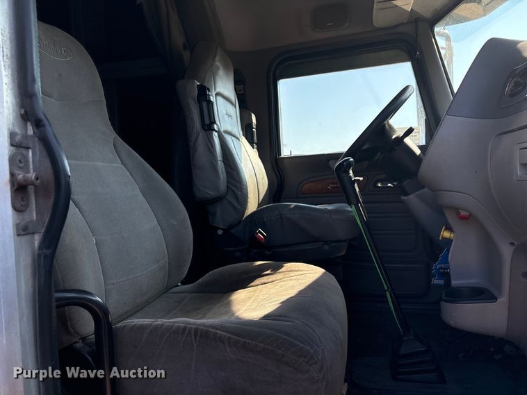 image for item FI0004 2006 Peterbilt 379 semi truck