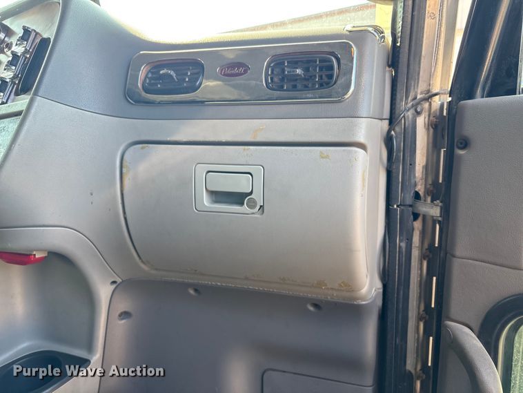 image for item FI0004 2006 Peterbilt 379 semi truck