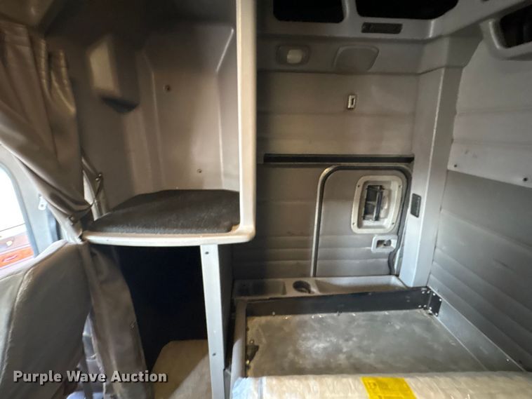 image for item FI0004 2006 Peterbilt 379 semi truck