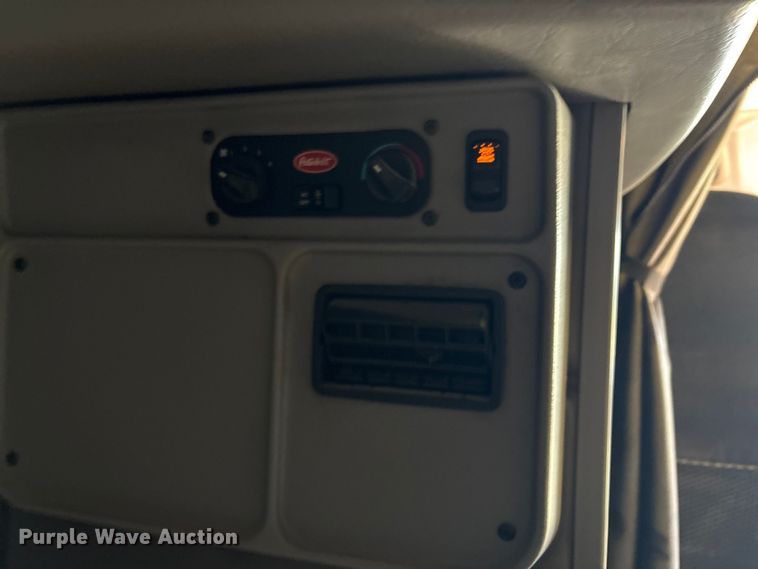 image for item FI0004 2006 Peterbilt 379 semi truck