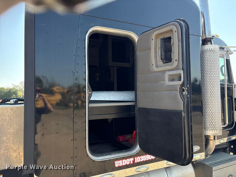 image for item FI0004 2006 Peterbilt 379 semi truck