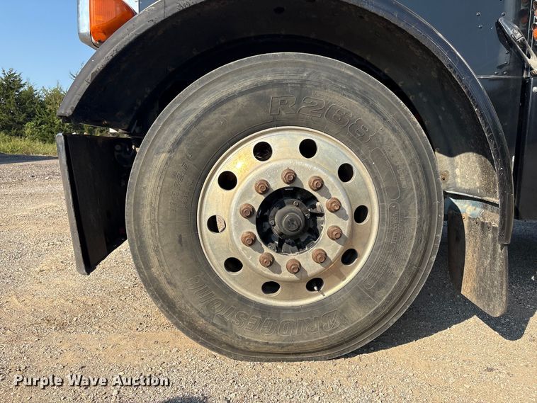 image for item FI0004 2006 Peterbilt 379 semi truck