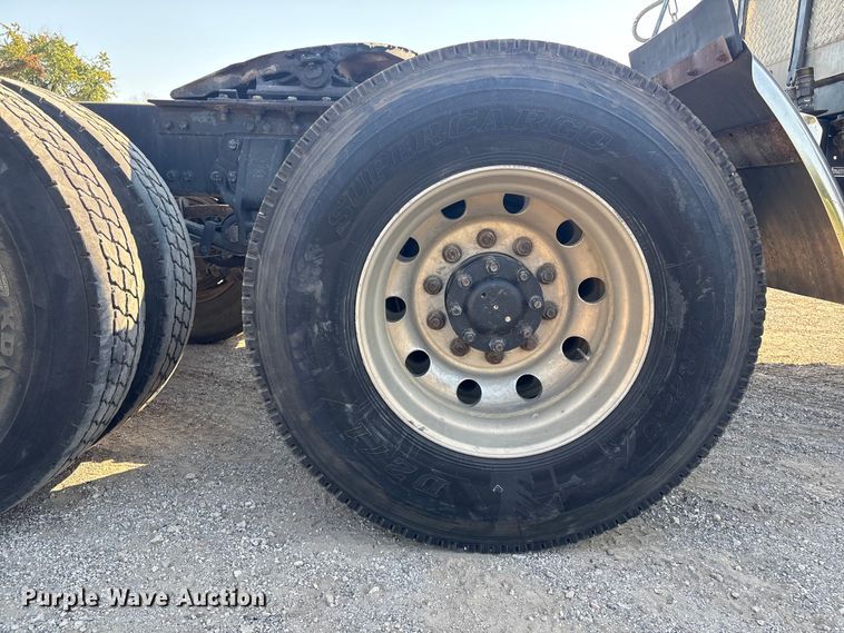 image for item FI0004 2006 Peterbilt 379 semi truck