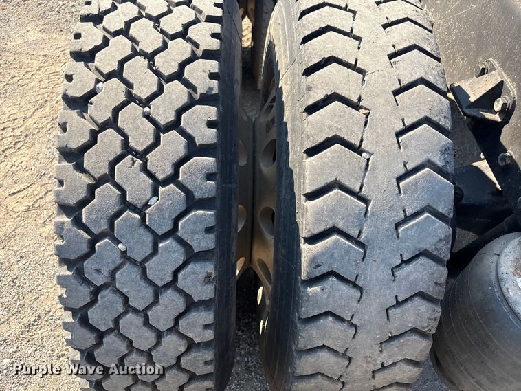 image for item FI0004 2006 Peterbilt 379 semi truck