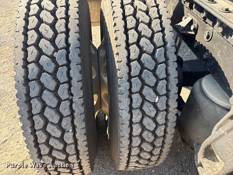 image for item FI0004 2006 Peterbilt 379 semi truck