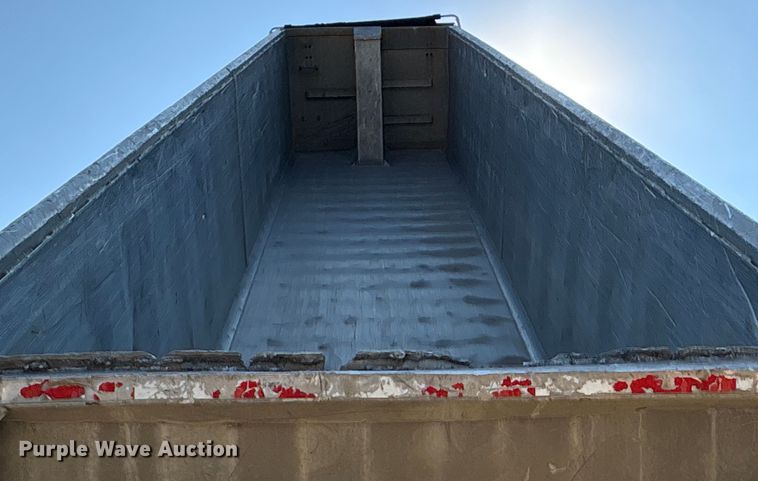 image for item FI0005 2005 Mac end dump trailer
