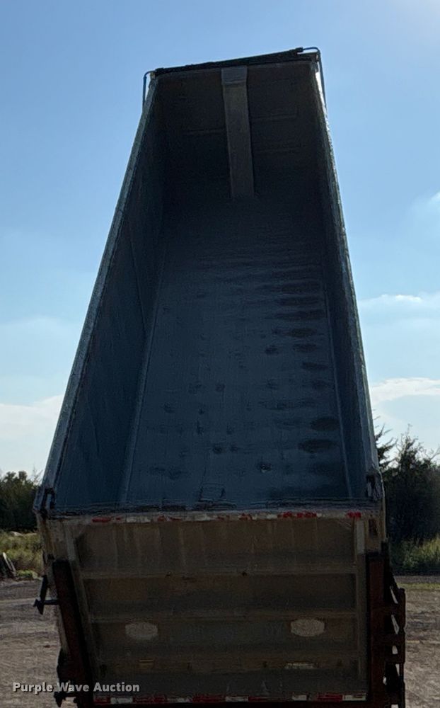 image for item FI0005 2005 Mac end dump trailer