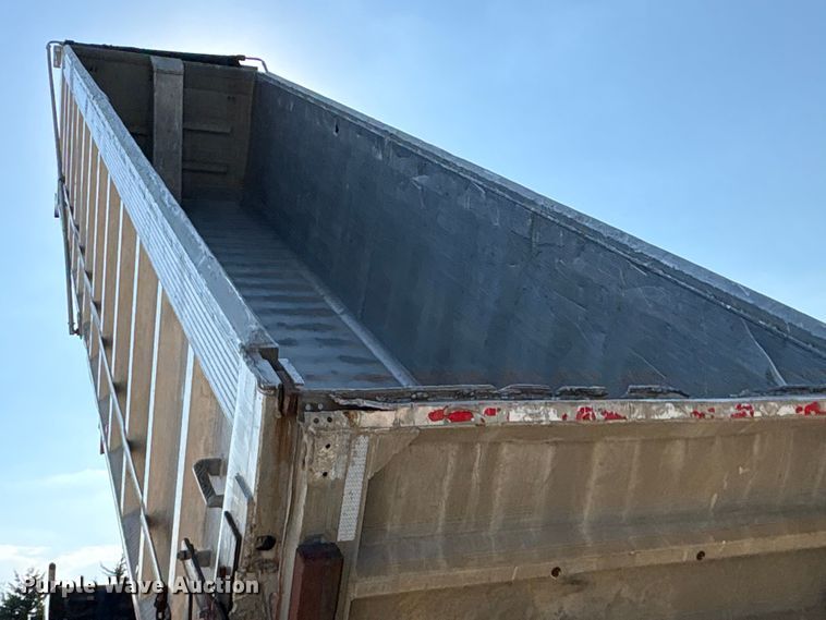 image for item FI0005 2005 Mac end dump trailer