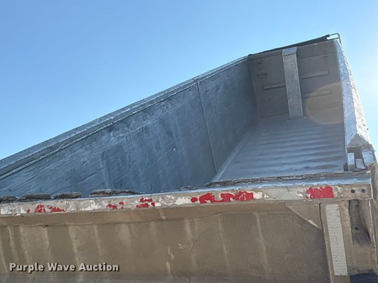 image for item FI0005 2005 Mac end dump trailer