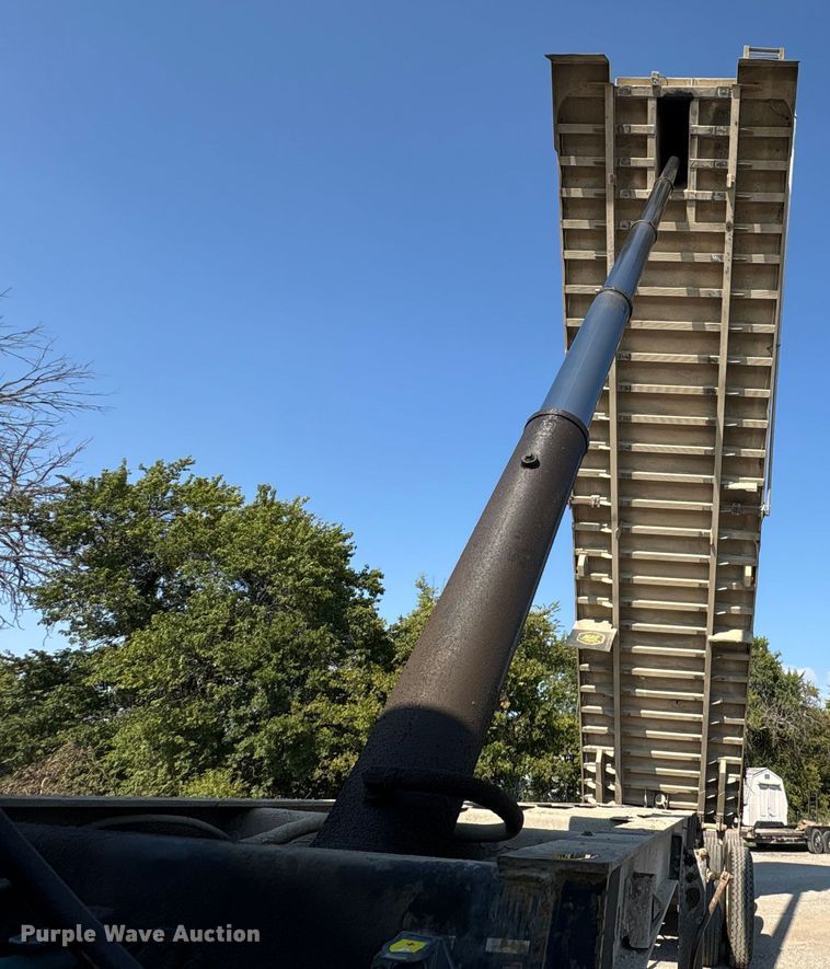 image for item FI0005 2005 Mac end dump trailer