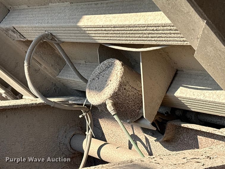 image for item FI0005 2005 Mac end dump trailer