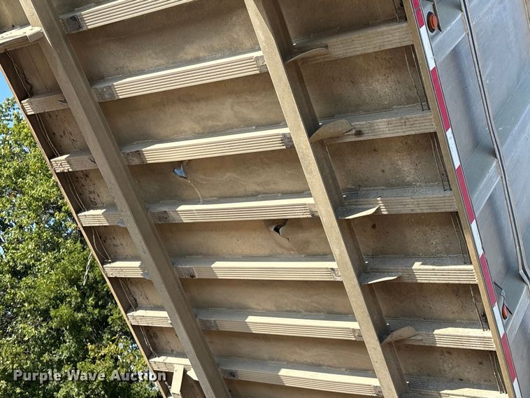 image for item FI0005 2005 Mac end dump trailer