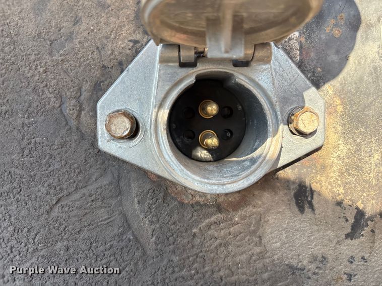 image for item FI0005 2005 Mac end dump trailer