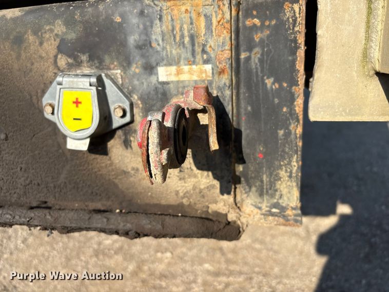 image for item FI0005 2005 Mac end dump trailer