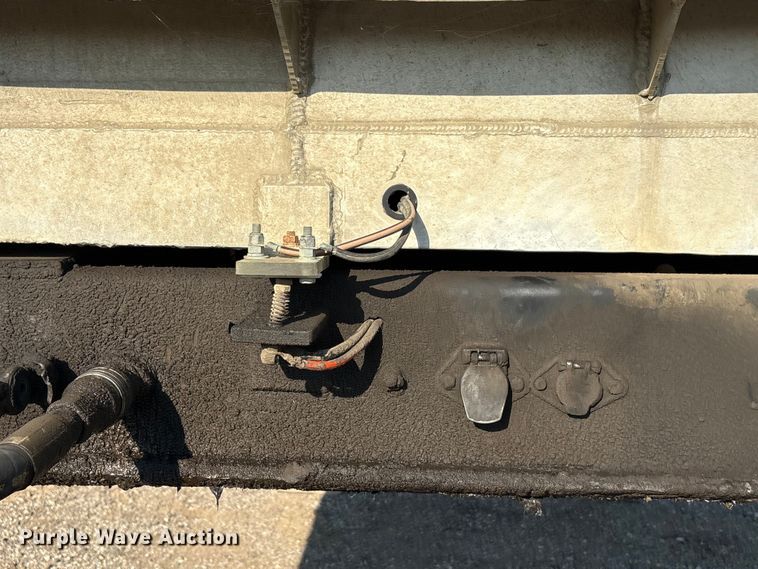 image for item FI0005 2005 Mac end dump trailer