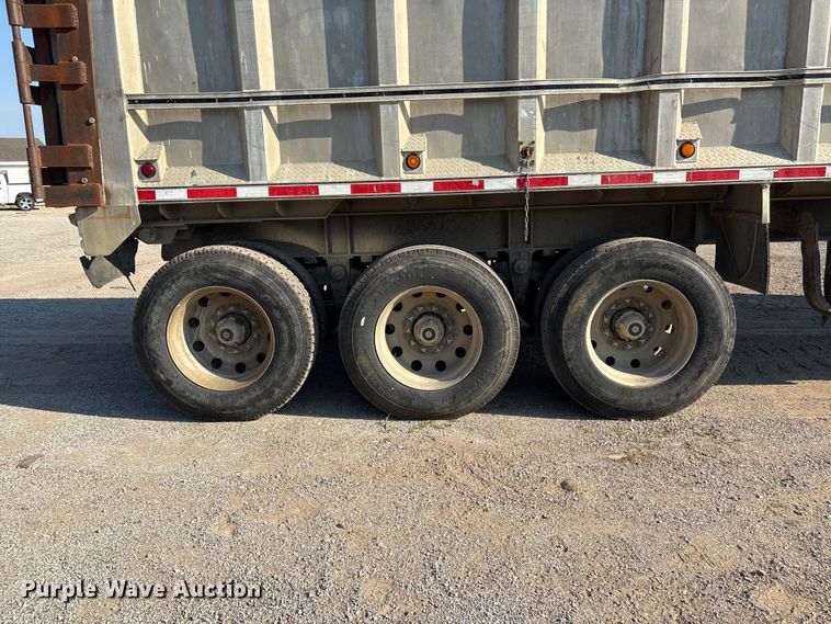 image for item FI0005 2005 Mac end dump trailer