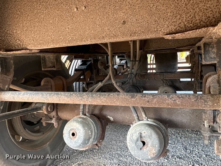 image for item FI0005 2005 Mac end dump trailer